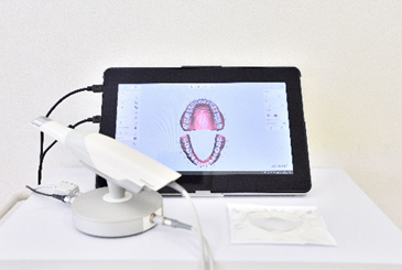 CBCTと口腔内デジタルスキャナーの使用で診断時、顎骨の状況を考慮した歯の移動シュミレーションが可能。